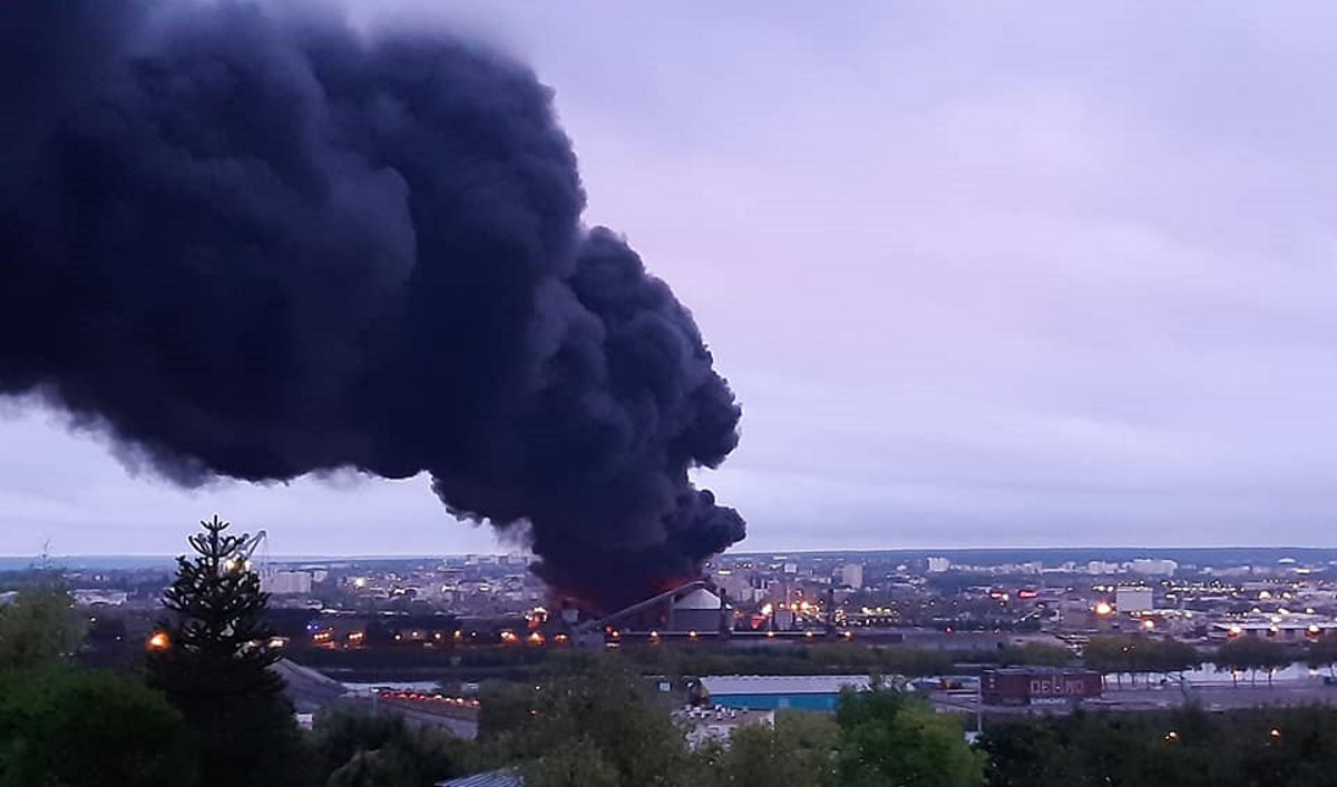 Incendie-Lubrizol-Photo-De%CC%81cidons-Rouen-Flickr_CC Ceci est une légende Alt