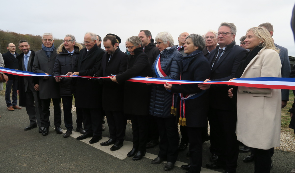 Inauguration du parc photovoltaïque en présence des ministres E Borne et S Lecornu. (Photo CA – Face au Risque). Ceci est une légende Alt