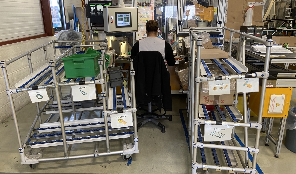 L'entreprise Vernet a mis en place des chariots dynamiques sur plusieurs postes pour prévenir les TMS. Photo Vernet