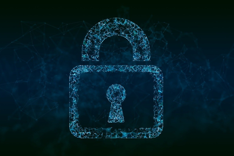 Image d'un cadenas transparent sous un dégradé de bleus foncés.