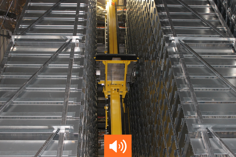 Photo en contre-plongée d'un stockage automatisé vertical