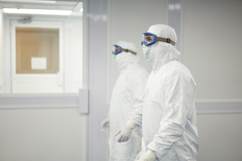 La sélection de vêtements de protection et EPI appropriés est essentielle pour protéger les travailleurs du secteur de la fabrication des HPAPI (crédit photo DuPont). La sélection de vêtements de protection et EPI appropriés est essentielle pour protéger les travailleurs du secteur de la fabrication des HPAPI (crédit photo DuPont).